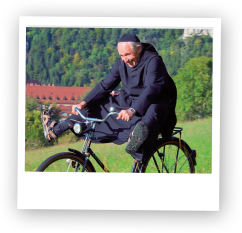 Mönch aus dem Kloster Beuron fährt Fahrrad