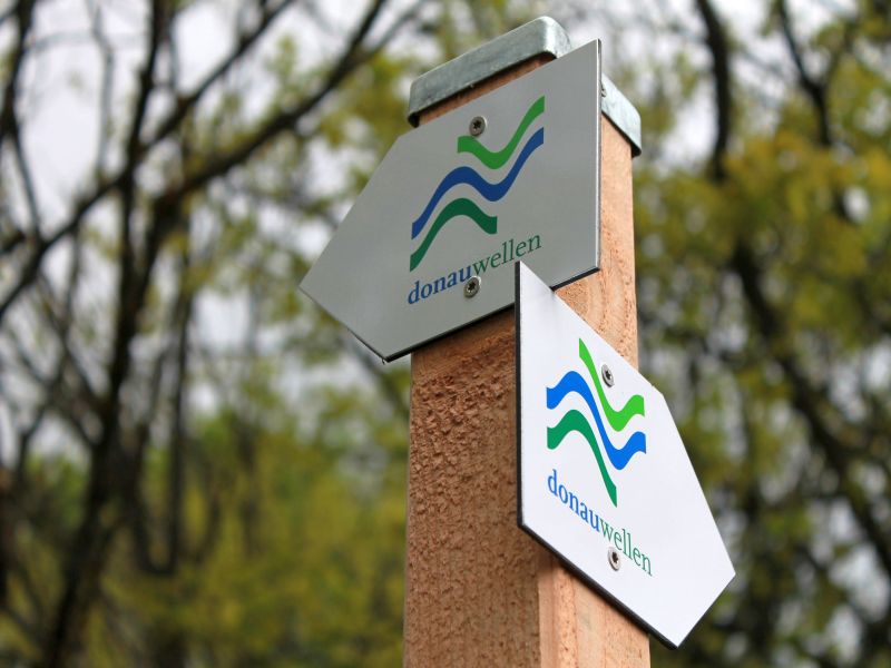 markierungszeichen-der-premiumwege-donauwellen
