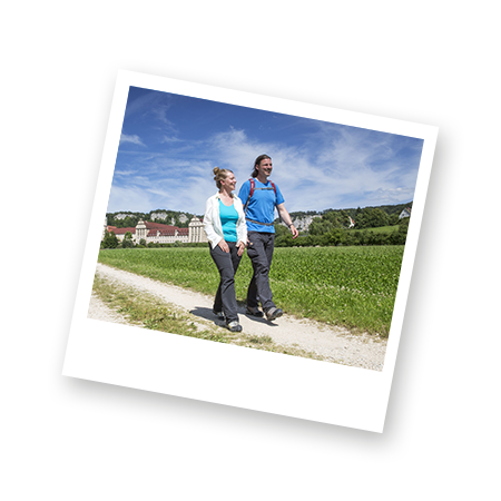 Wandern bei Beuron im Donautal Zwei Personen wandern auf einem Weg in der Nähe vom Kloster in Beuron, Donautal