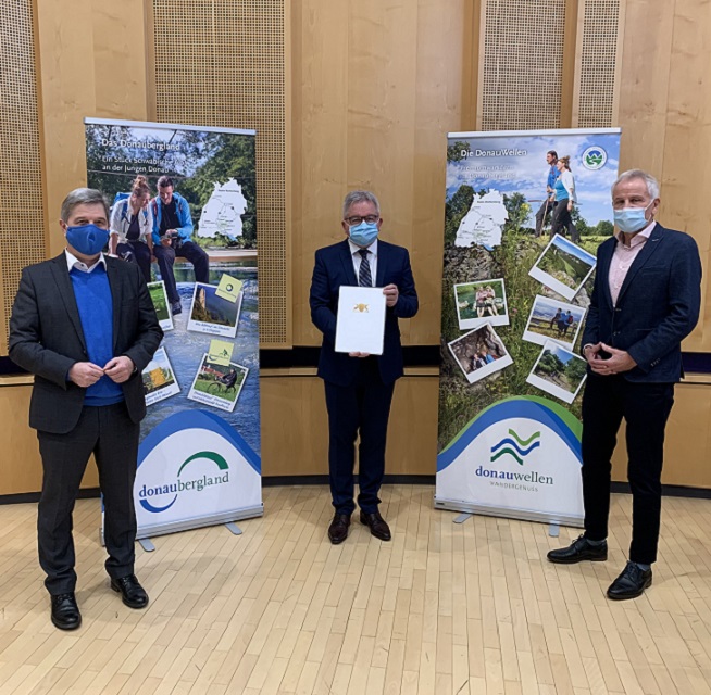 Übergabe Förderbescheid des Landes an Donaubergland GmbH