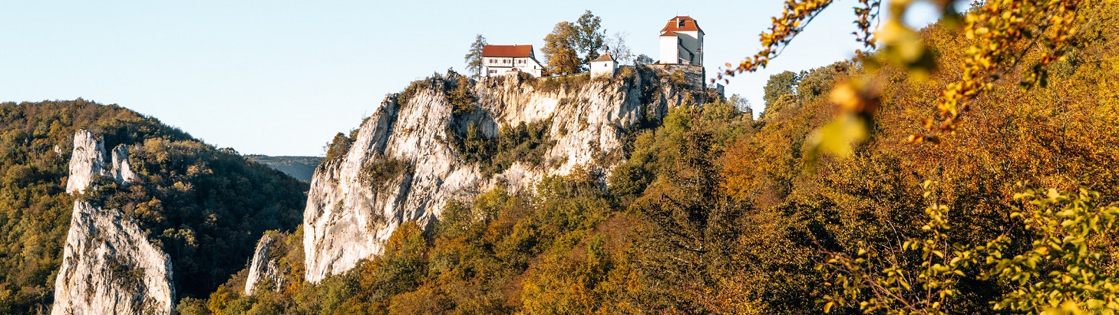 Schloss Bronnen im Donautal im Herbst