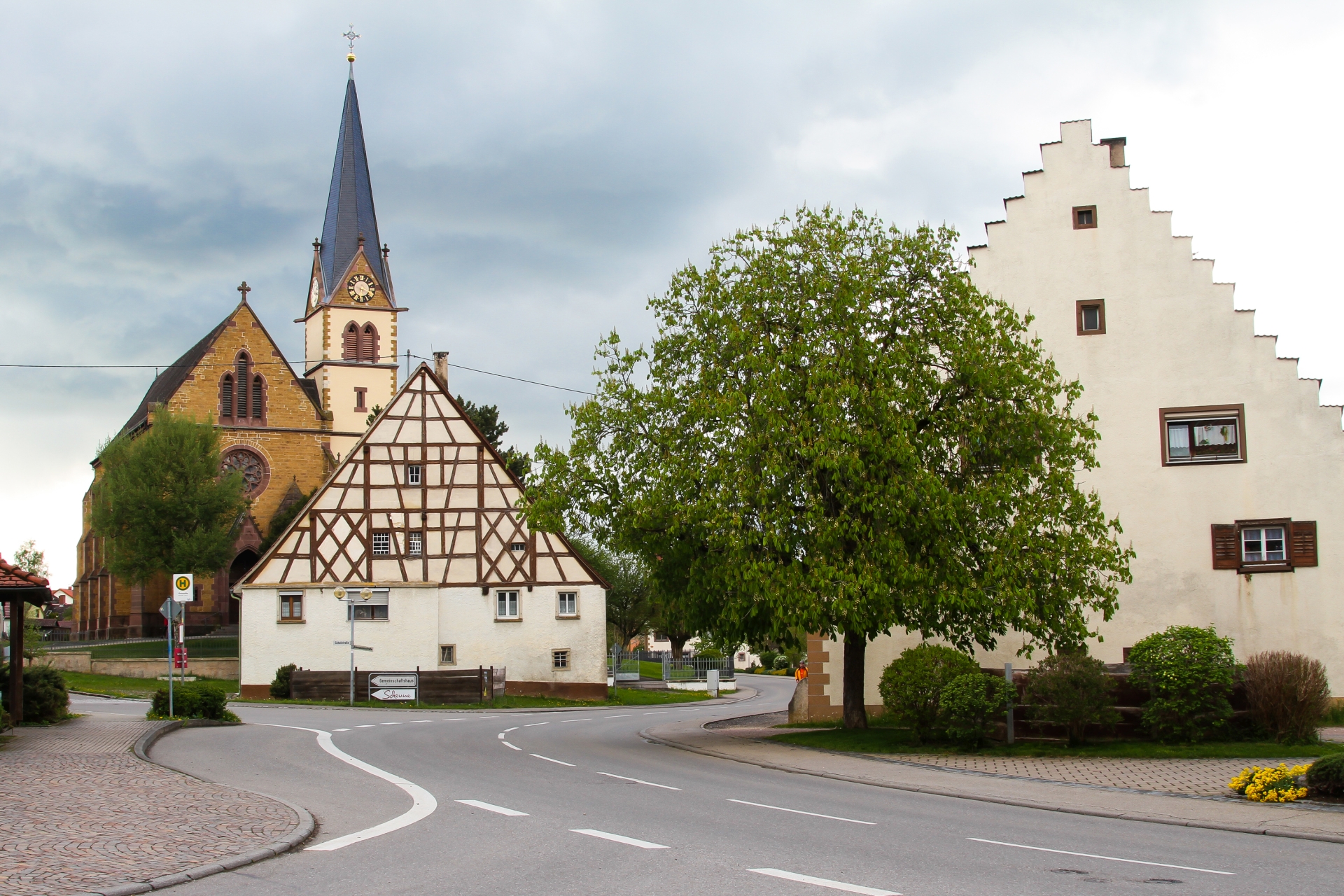fhd_ortsansicht-gutmadingen-kirche-bildquelle-donaubergland-gmbh-stadt-geisingen-fotograf_bogdan-dzi