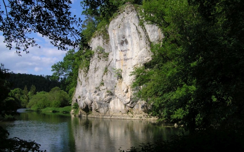 Felsen an der Donau mit der Inschrift „Andenken an Amalie Zephyrine 1841“