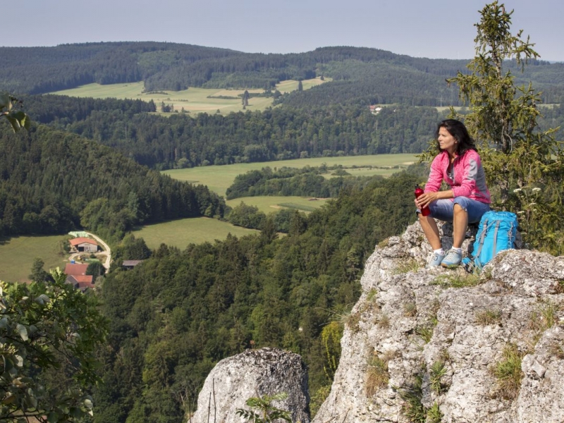 felsvorsprung-im-donautal-donaubergland-mit-wanderin