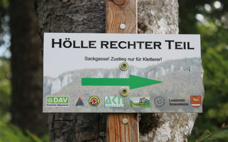 Hinweisschild: Hölle Rechter Teil, Sackgasse! Zustieg nur für Kletteret! (Grüner Pfeil nach rechts)
