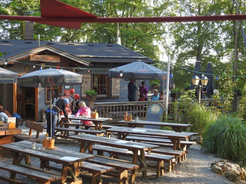 kirchbuehlhuette_hirsch-erlebniswald_biergarten