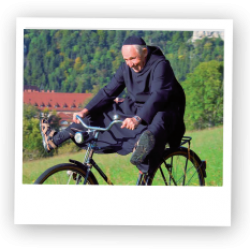 Mönch aus dem Kloster Beuron fährt Fahrrad