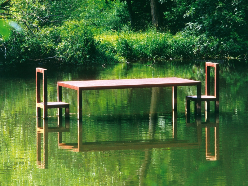 Kunstwerk: Tisch im Wasser